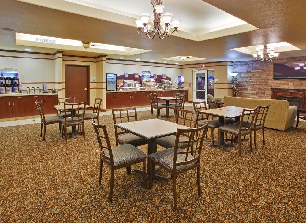 Holiday Inn Express & Suites Dinuba West By Ihg Ngoại thất bức ảnh
