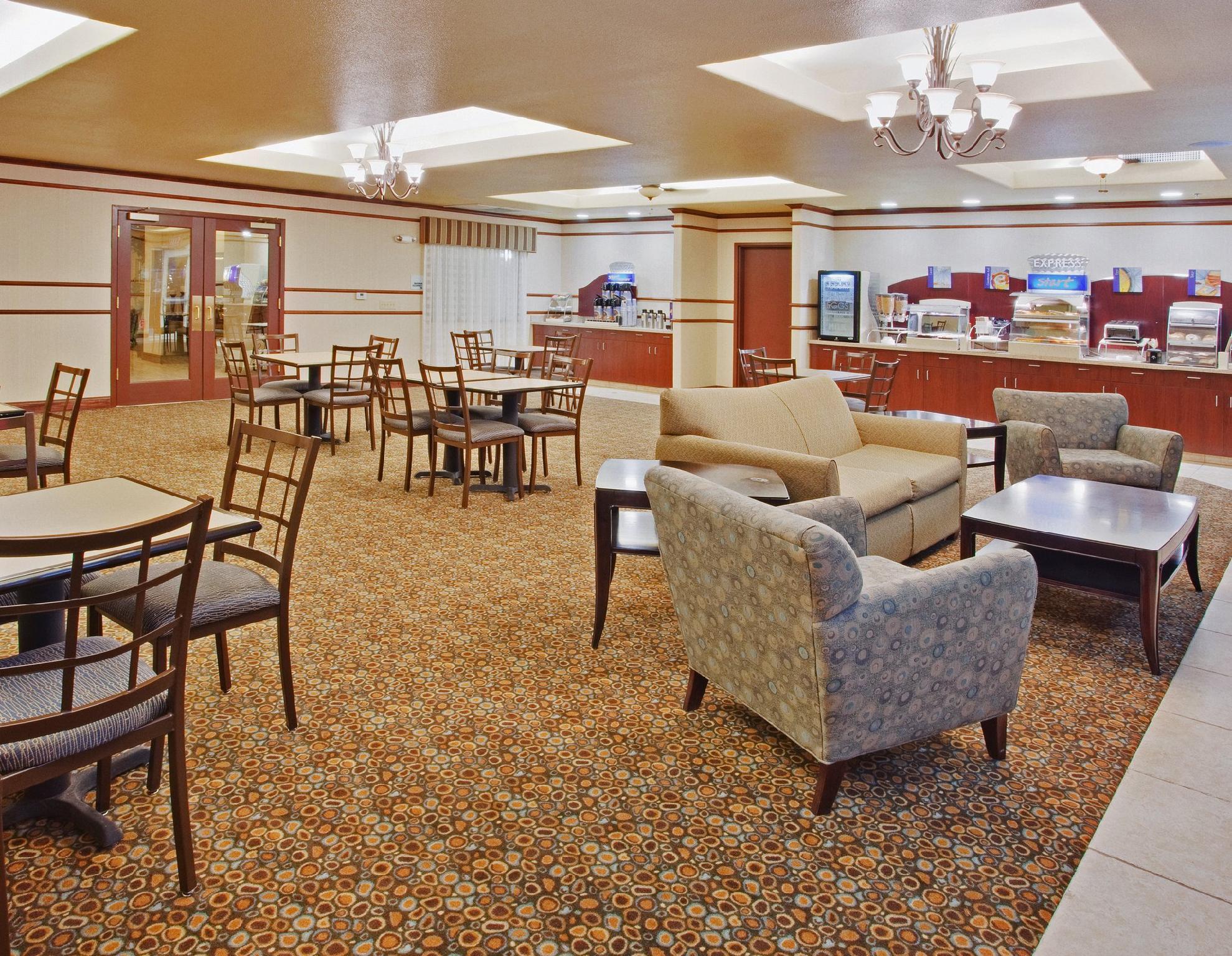 Holiday Inn Express & Suites Dinuba West By Ihg Ngoại thất bức ảnh