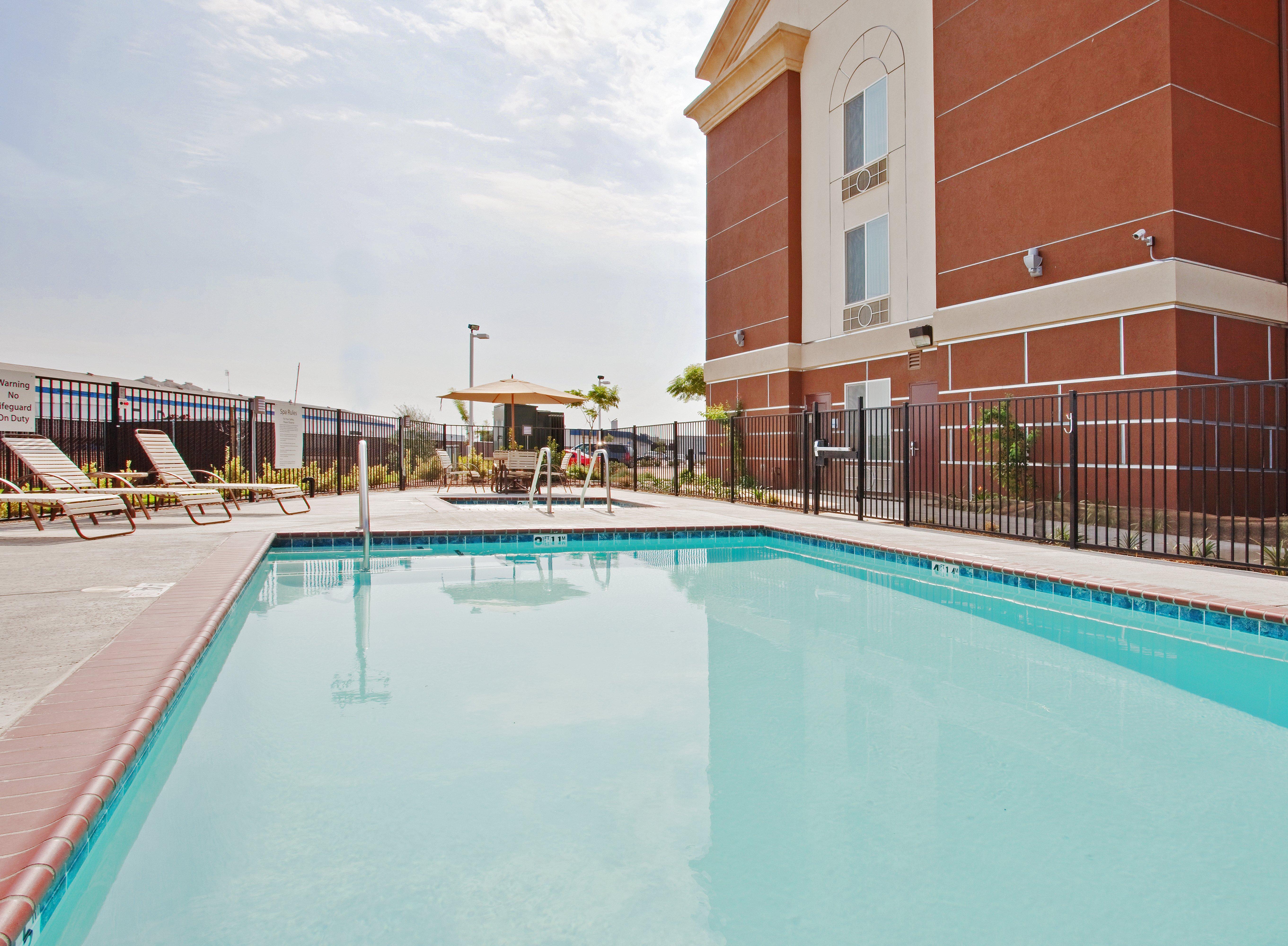 Holiday Inn Express & Suites Dinuba West By Ihg Ngoại thất bức ảnh